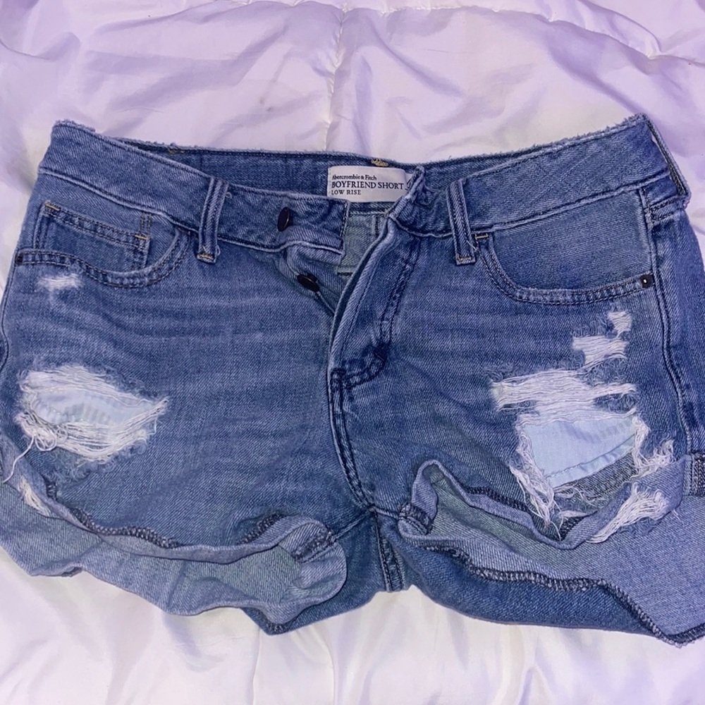 Abercrombie and Fitch boyfriend short low rise size 4. Used